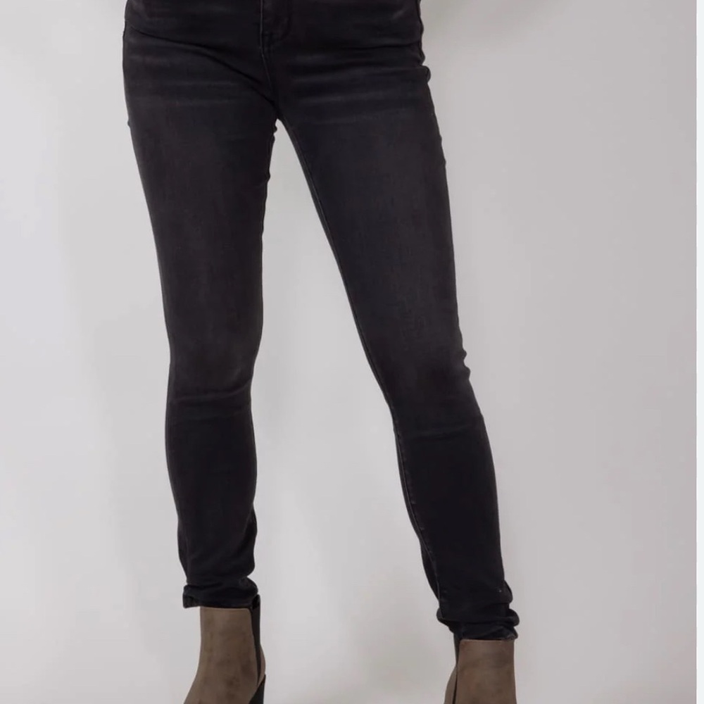220 Classic Black Skinny Jeans for Women